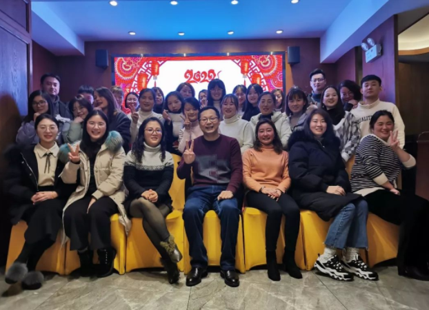 眾逸財稅攜全體員工恭祝大家新年快樂，萬事如意！
